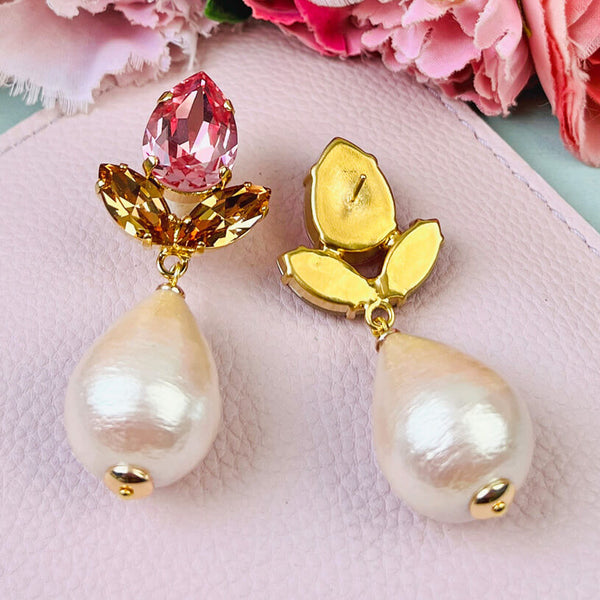 Funkelnde Ohrstecker in Rosa und Beige mit federleichten Baumwolltropfen