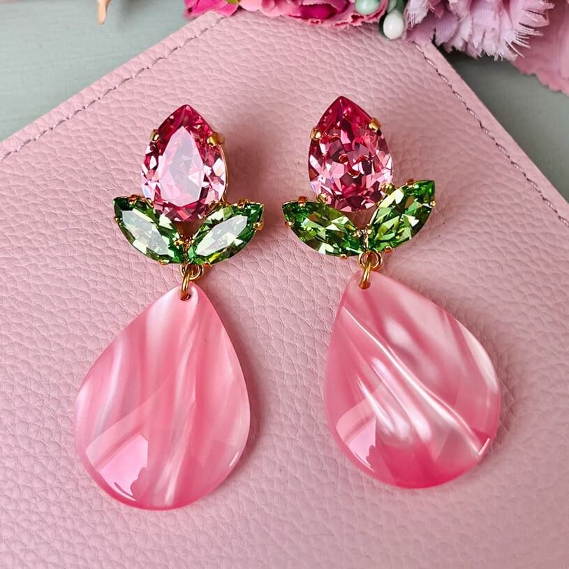 Funkelnde Ohrstecker in Rosa und Grün mit großem Tropfen