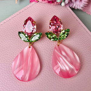 Funkelnde Ohrstecker in Rosa und Grün mit großem Tropfen