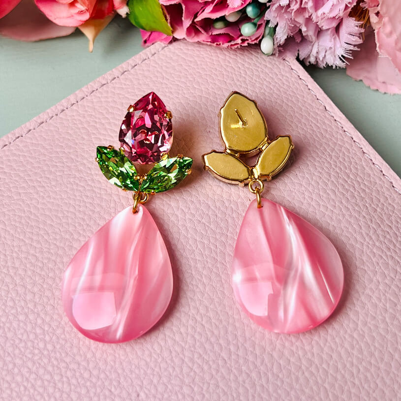Funkelnde Ohrstecker in Rosa und Grün mit großem Tropfen