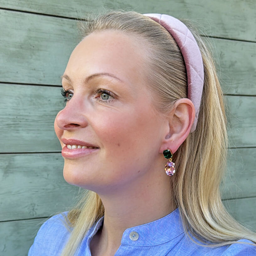 Funkelnde Ohrstecker mit Glas-Kristallen in Dunkelgrün und Rosa