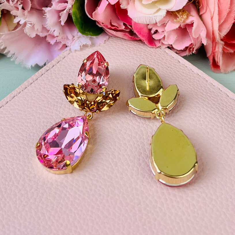 Rosafarbene Tropfen-Ohrstecker mit Glas-Kristallen in Rosa und Champagner