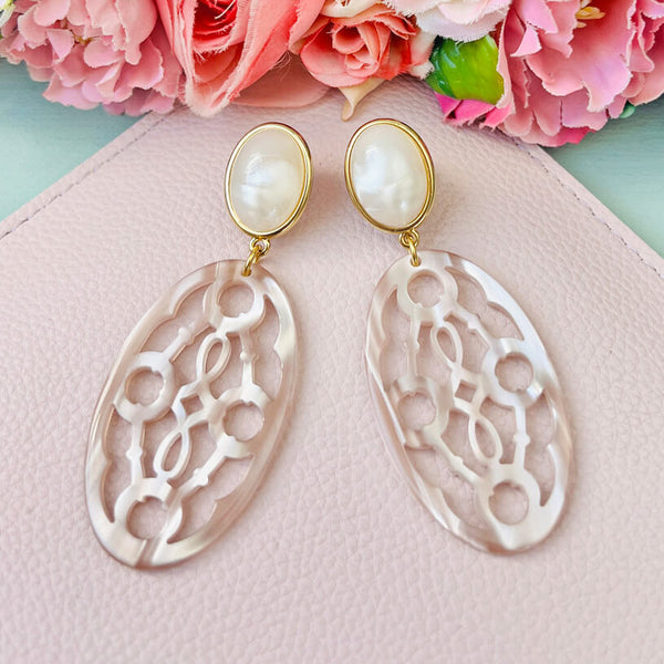 Perlmuttfarbene Trensen-Ohrringe mit Oval in Beige von AmuseToi