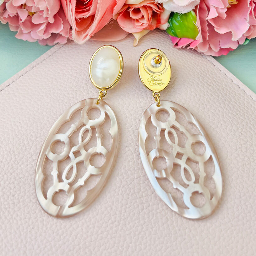 Perlmuttfarbene Trensen-Ohrringe mit Oval in Beige von AmuseToi