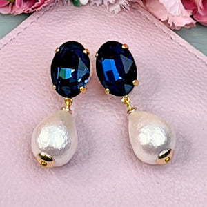 Kleine Ohrstecker mit Glas-Kristallen in Dunkelblau und Baumwolltropfen