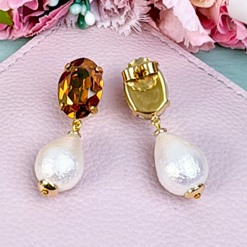 Kleine Ohrstecker mit Glas-Kristallen in Cognac und Baumwolltropfen