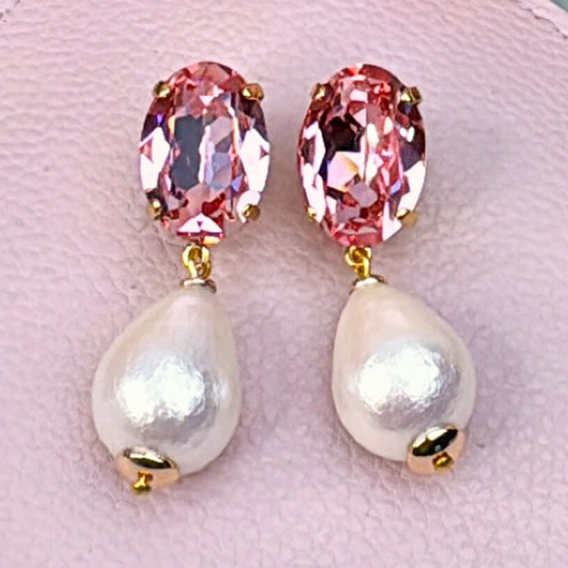 Kleine Ohrstecker mit Glas-Kristallen in Rosa und Baumwolltropfen