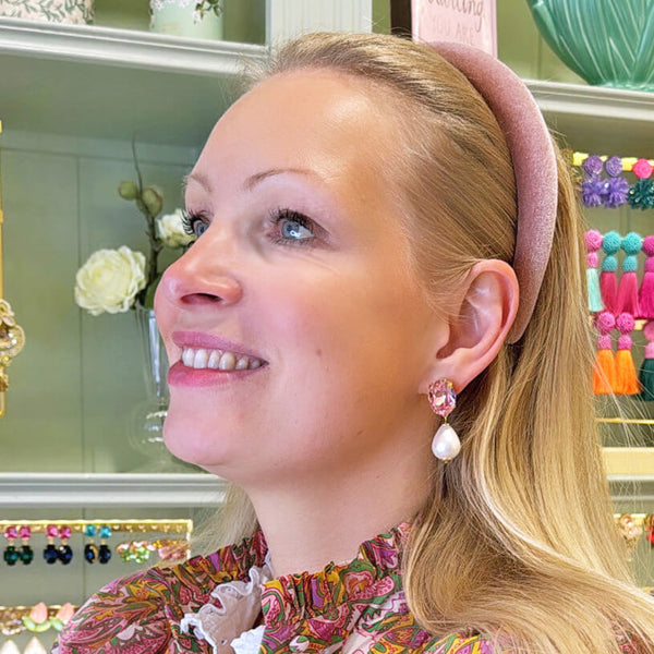 Kleine Ohrstecker mit Glas-Kristallen in Rosa und Baumwolltropfen