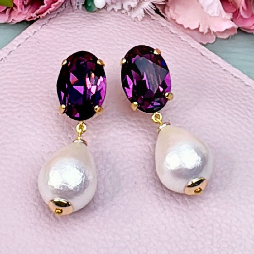 Kleine Ohrstecker mit Glas-Kristallen in Violett und Baumwolltropfen