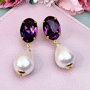 Kleine Ohrstecker mit Glas-Kristallen in Violett und Baumwolltropfen