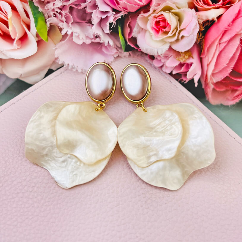 Beige Ohrringe mit perlmuttfarbenen Blütenblättern