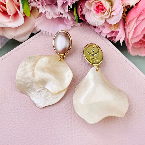 Beige Ohrringe mit perlmuttfarbenen Blütenblättern