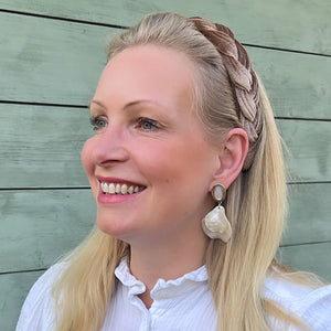 Beige Ohrringe mit perlmuttfarbenen Blütenblättern