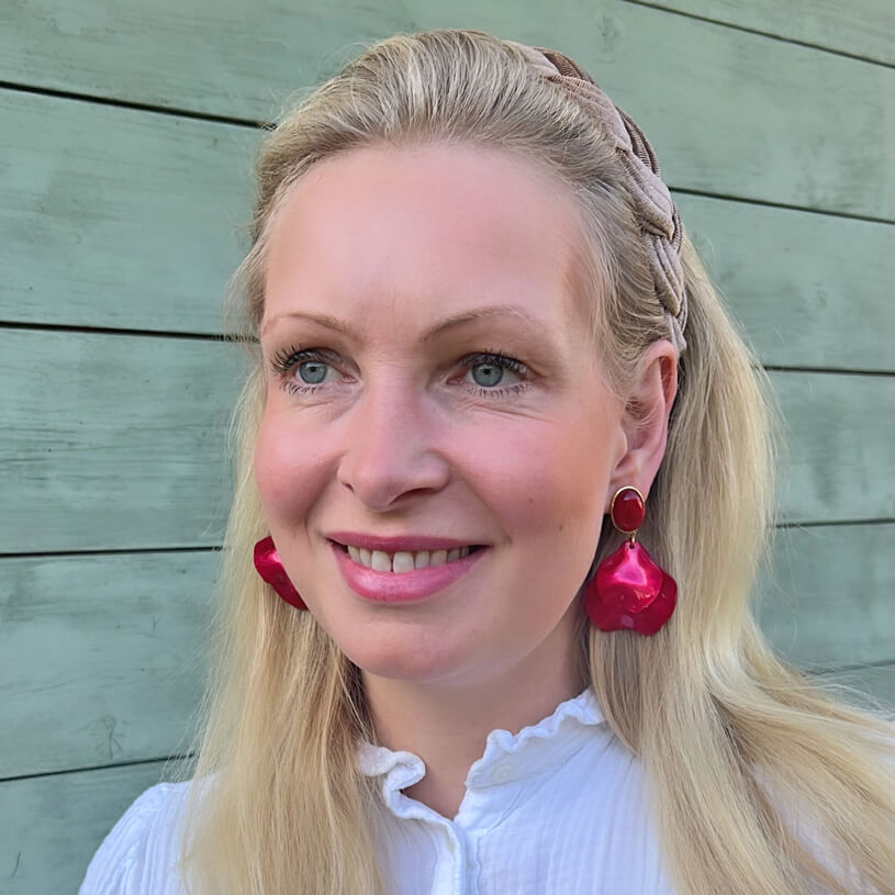 Rote Ohrringe mit Blütenblättern