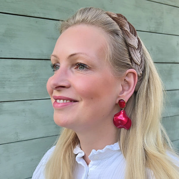 Rote Ohrringe mit Blütenblättern