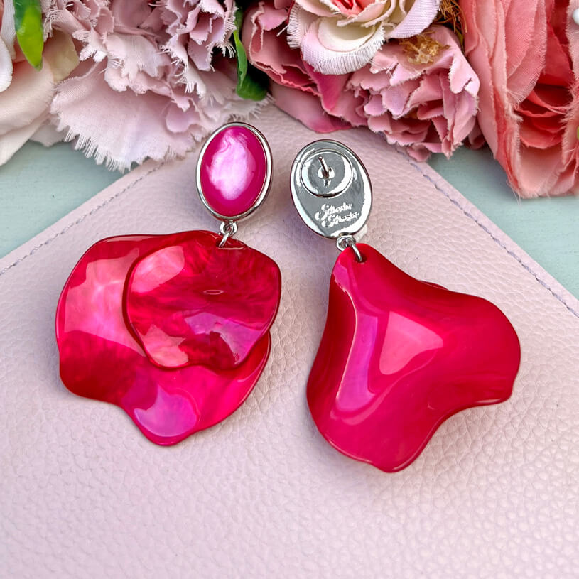 Silberne Ohrringe in Pink mit Blütenblättern
