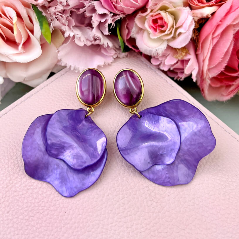 Violette Ohrringe mit Blütenblättern