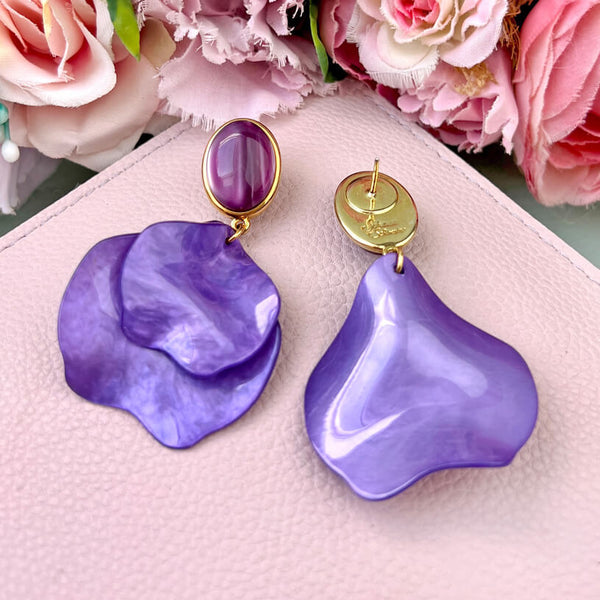 Violette Ohrringe mit Blütenblättern