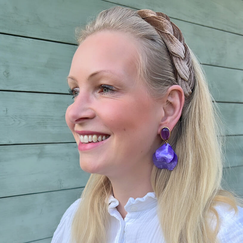 Violette Ohrringe mit Blütenblättern
