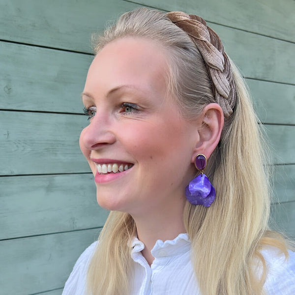 Violette Ohrringe mit Blütenblättern