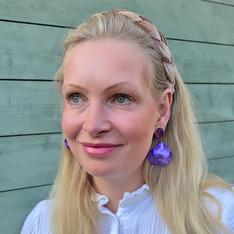 Violette Ohrringe mit Blütenblättern