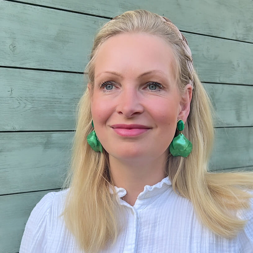 Grüne Ohrringe mit Blütenblättern