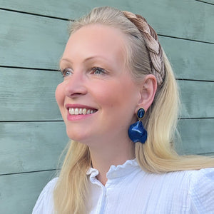 Dunkelblaue Ohrringe mit Blütenblättern