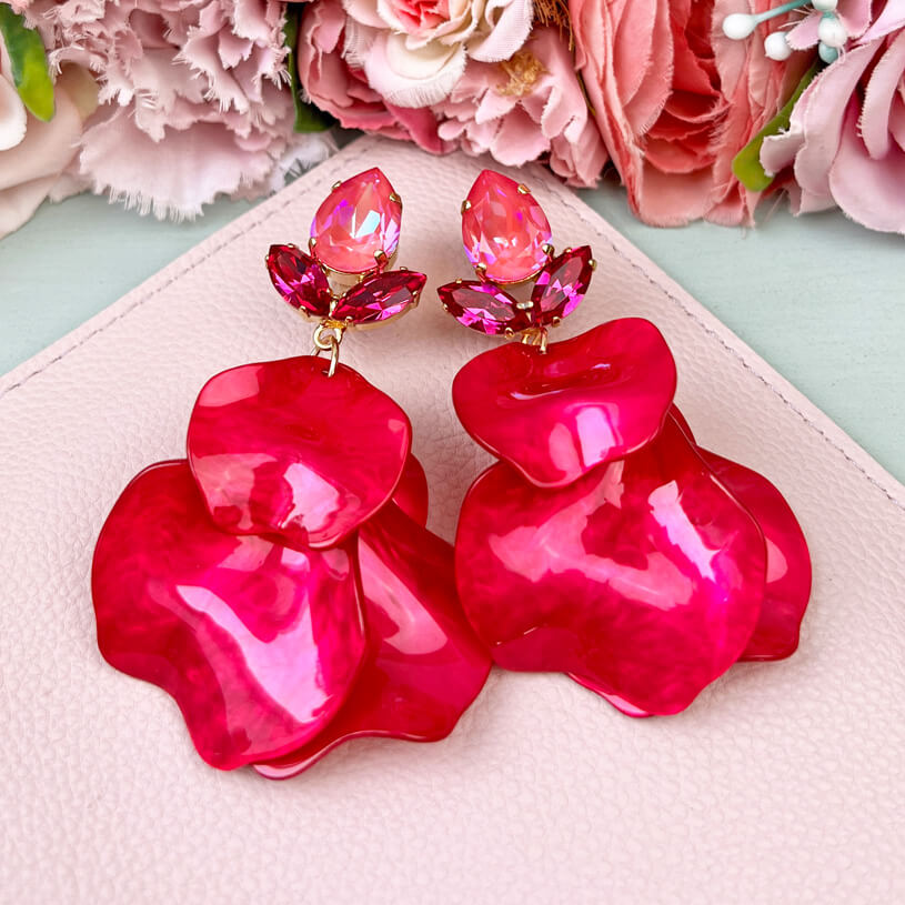 Funkelnde Ohrringe mit pinken Glas-Kristallen und Blütenblättern