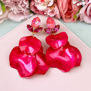 Funkelnde Ohrringe mit pinken Glas-Kristallen und Blütenblättern