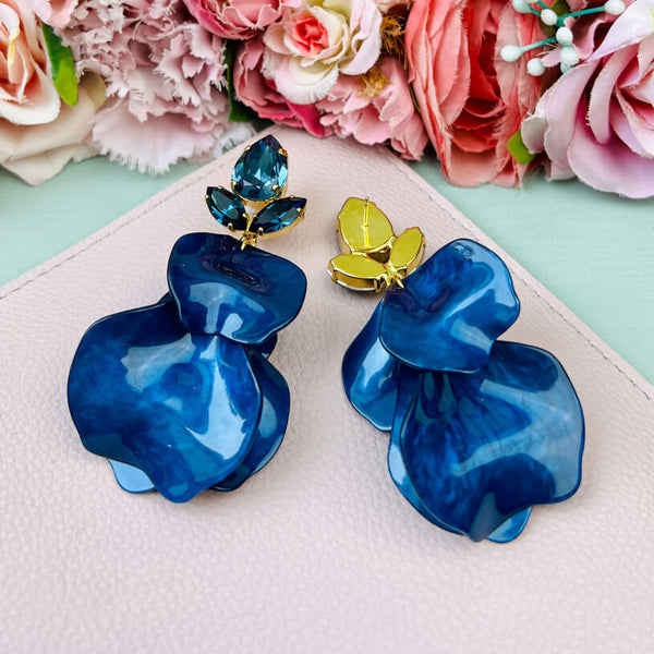 Funkelnde Ohrringe mit dunkelblauen Glas-Kristallen und Blütenblättern