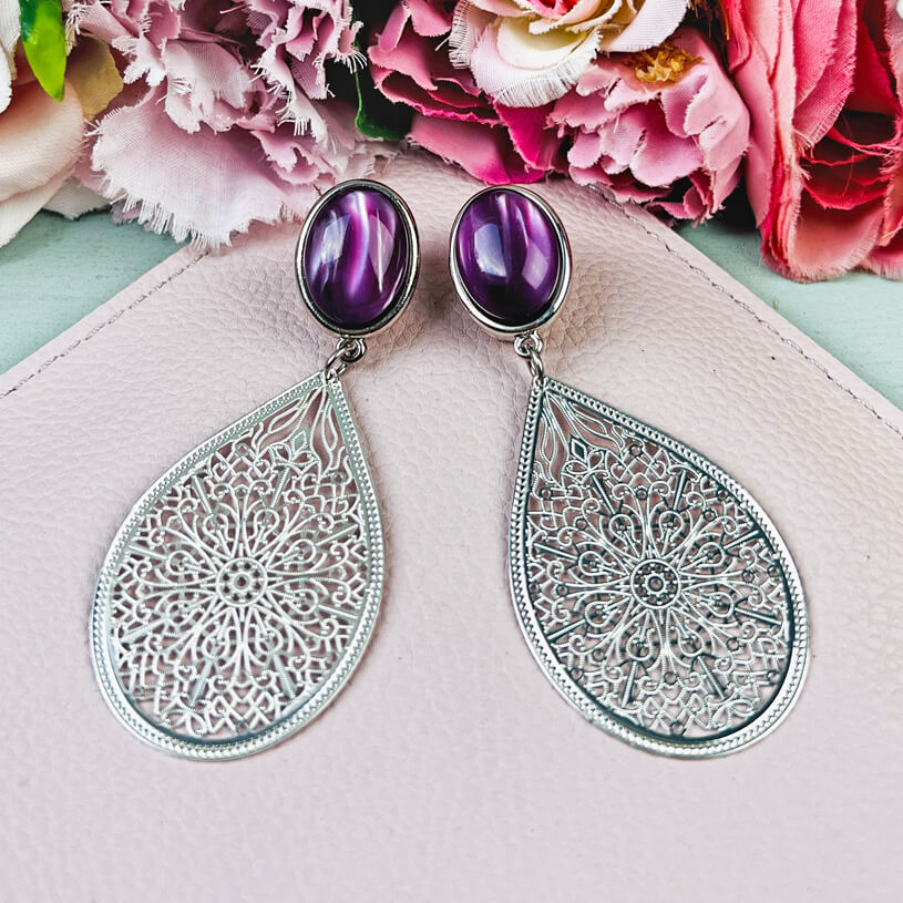 Silberne Ohrstecker in Violett mit zartgeprägten Tropfen