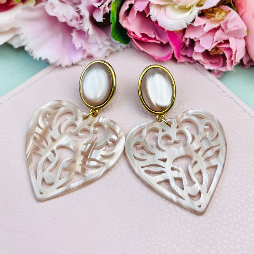 Beige Hirsch-Ohrringe mit Herz-Ornament von AmuseToi