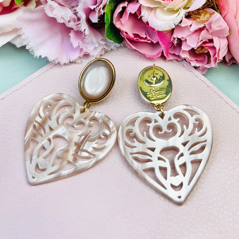 Beige Hirsch-Ohrringe mit Herz-Ornament von AmuseToi