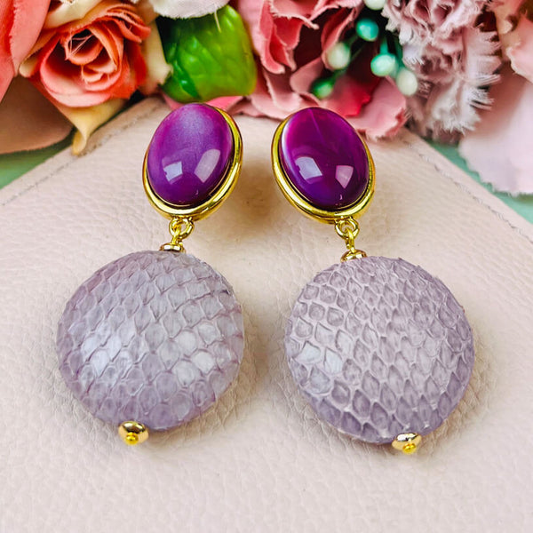 Violette Ohrringe mit fliederfarbenem Anhänger in Schlangenhautoptik