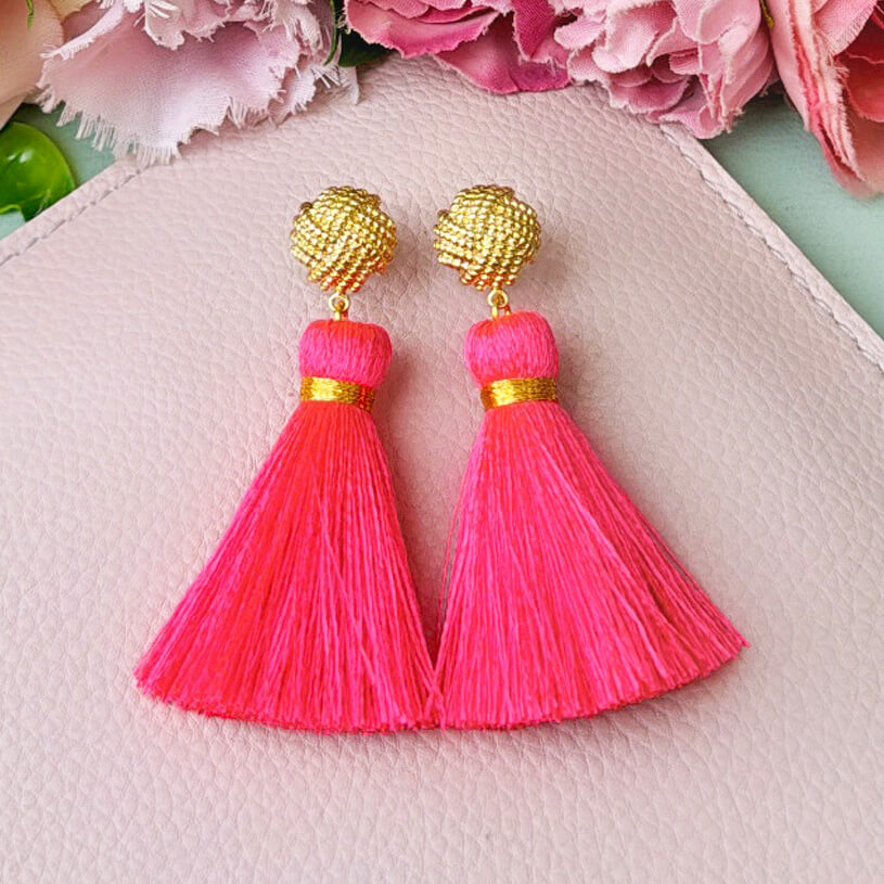 Vergoldete Knoten-Ohrstecker mit neonpinker Quaste
