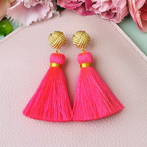 Vergoldete Knoten-Ohrstecker mit neonpinker Quaste