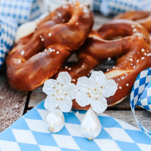 Elegante Blüten-Ohrstecker in Weiß mit federleichten Baumwolltropfen
