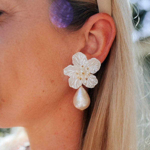 Elegante Blüten-Ohrstecker in Weiß mit federleichten Baumwolltropfen