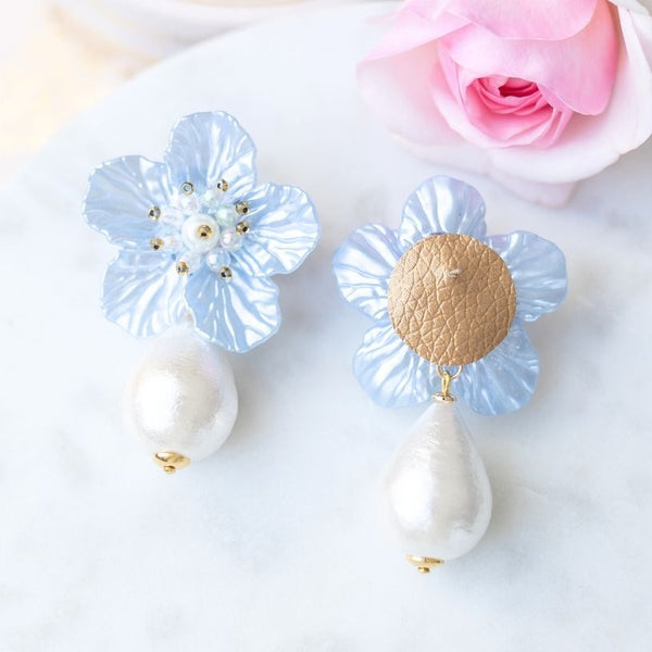 Elegante Blüten-Ohrstecker in Hellblau mit federleichten Baumwolltropfen