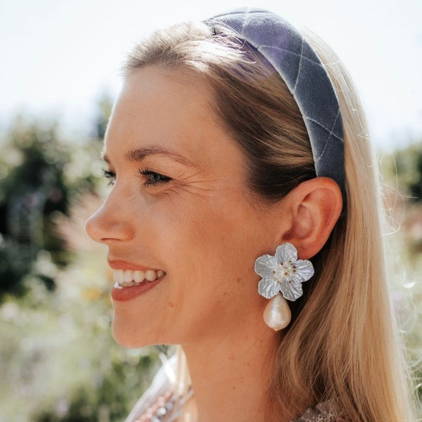 Elegante Blüten-Ohrstecker in Hellblau mit federleichten Baumwolltropfen