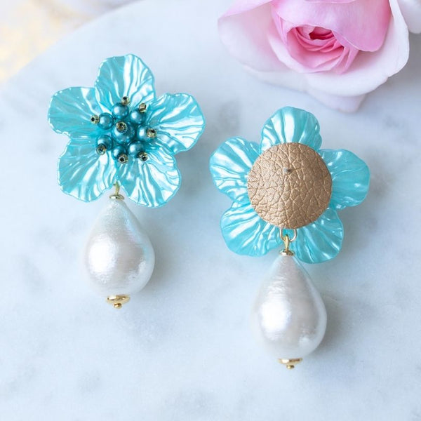 Elegante Blüten-Ohrstecker in Türkis mit federleichten Baumwolltropfen