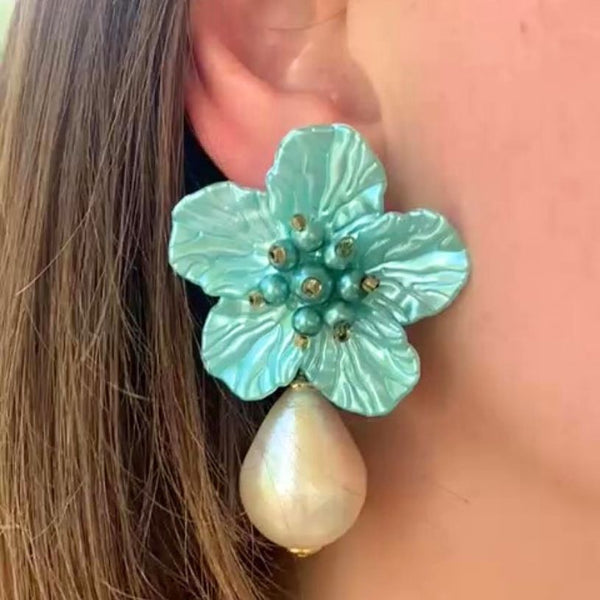 Elegante Blüten-Ohrstecker in Türkis mit federleichten Baumwolltropfen