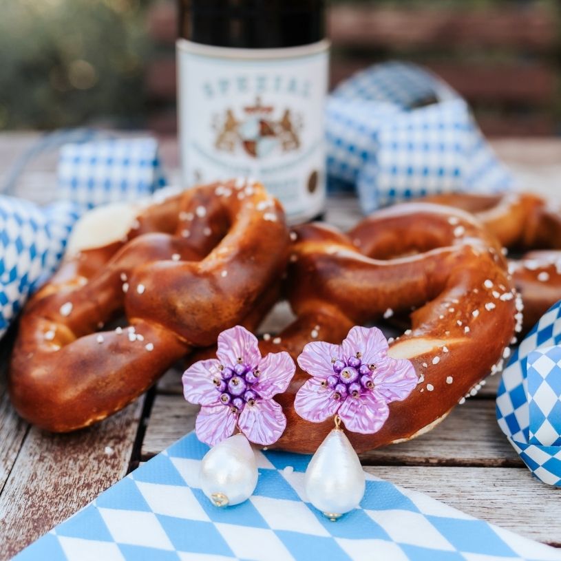 Elegante Blüten-Ohrstecker in Altrosa-Violett mit federleichten Baumwolltropfen