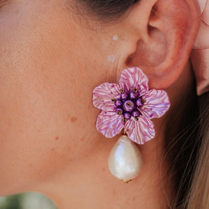 Elegante Blüten-Ohrstecker in Altrosa-Violett mit federleichten Baumwolltropfen