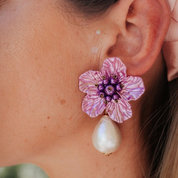 Elegante Blüten-Ohrstecker in Altrosa-Violett mit federleichten Baumwolltropfen
