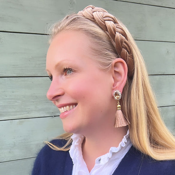 Edel funkelnde Ohrstecker in Champagner mit Quaste