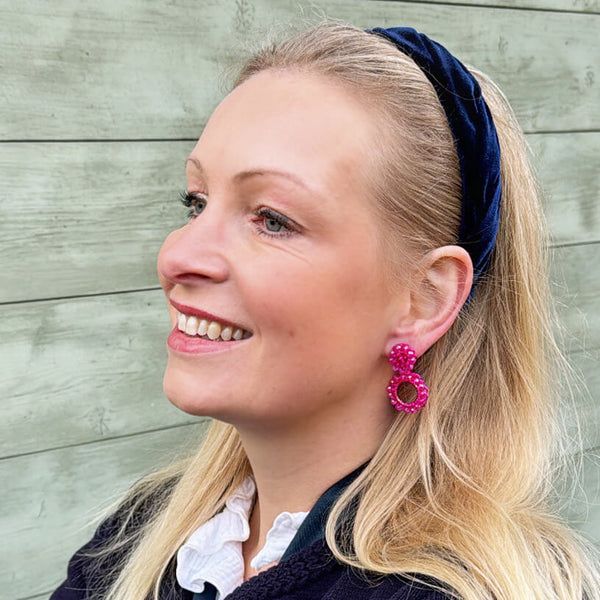 Elegante Perlenohrstecker in leuchtendem Pink mit Perlenring