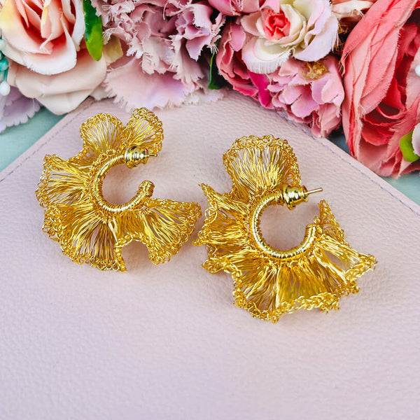 Extravagante Statement-Ohrringe aus goldfarbenen Drähten