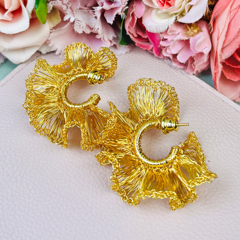 Extravagante Statement-Ohrringe aus goldfarbenen Drähten