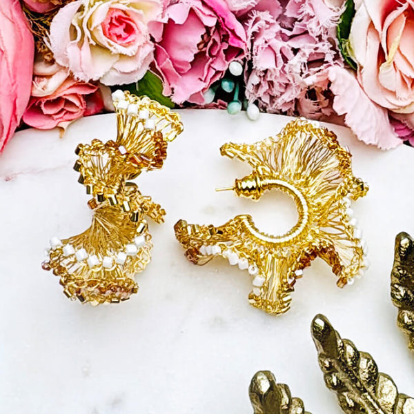 Extravagante Statement-Ohrringe aus goldfarbenen Drähten und Perlen